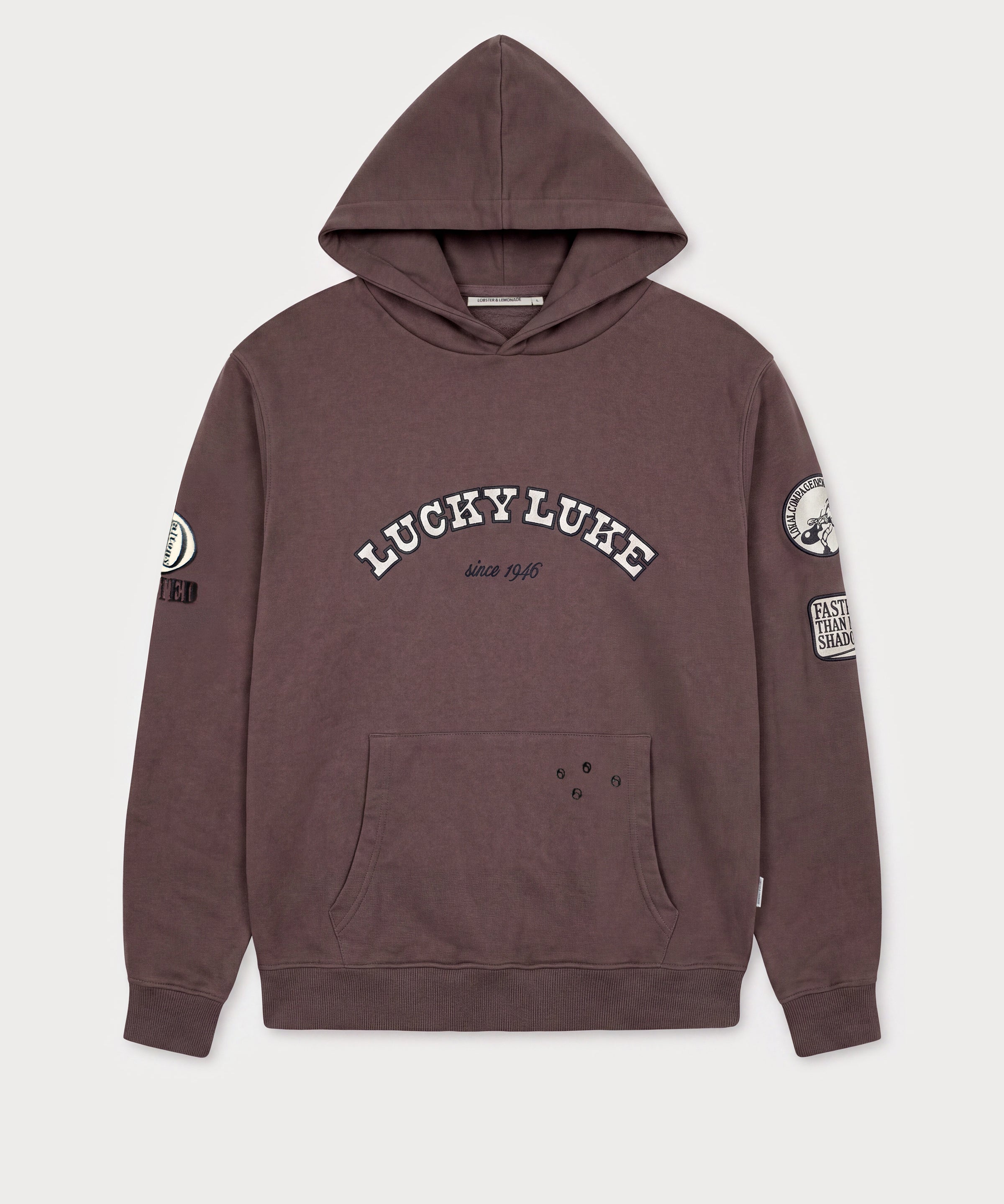 Vorderansicht des braunen Boxer Hoodies mit Lucky Luke Badges-Motiv. „LUCKY LUKE since 1946“-Schriftzug.