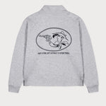 Rückansicht des grauen Half Zips mit großer Lucky Luke Accuracy-Stickerei. Lucky Luke mit seinem Revolver.