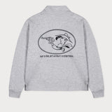 Rückansicht des grauen Half Zips mit großer Lucky Luke Accuracy-Stickerei. Lucky Luke mit seinem Revolver.