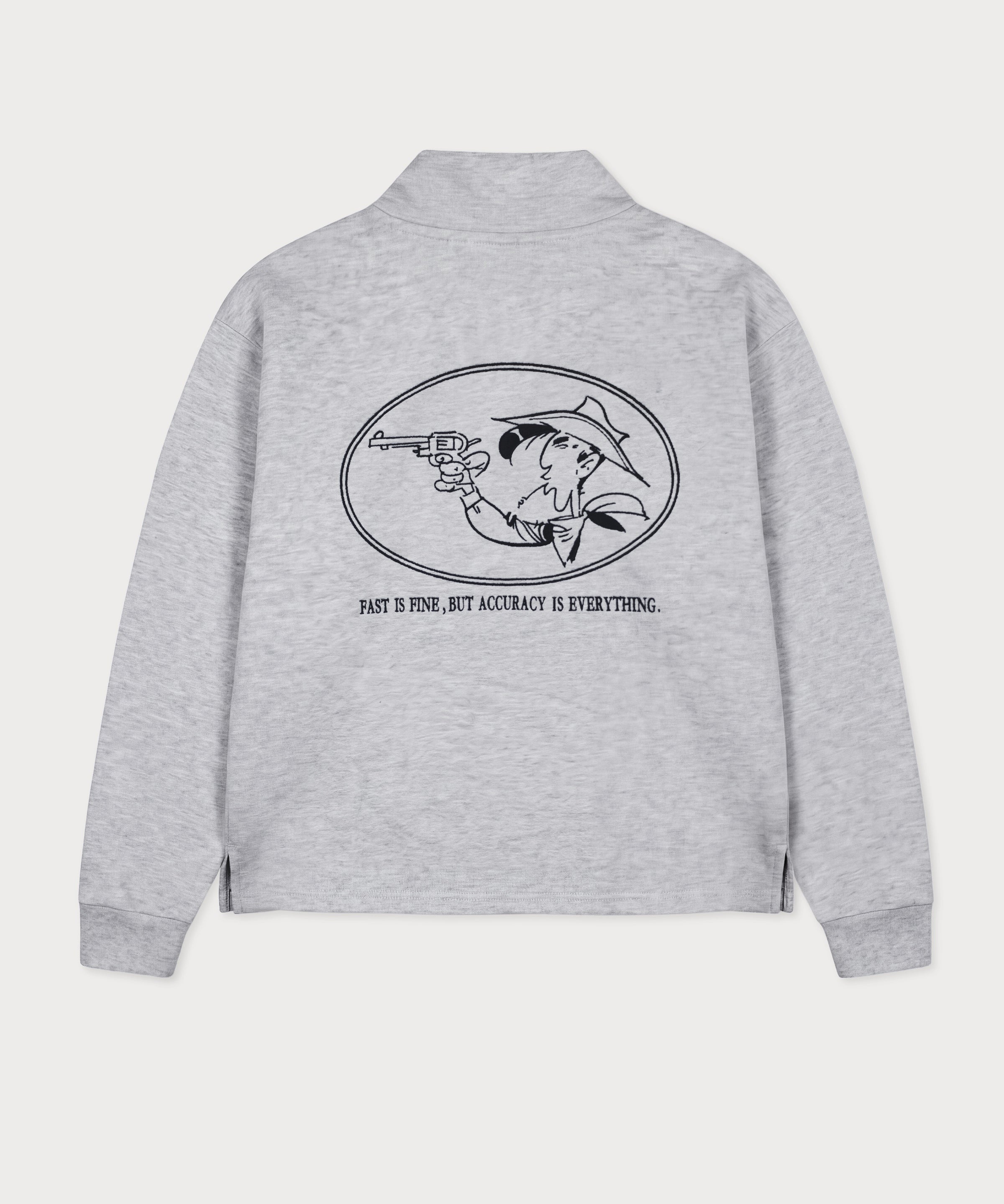 Rückansicht des grauen Half Zips mit großer Lucky Luke Accuracy-Stickerei. Lucky Luke mit seinem Revolver.