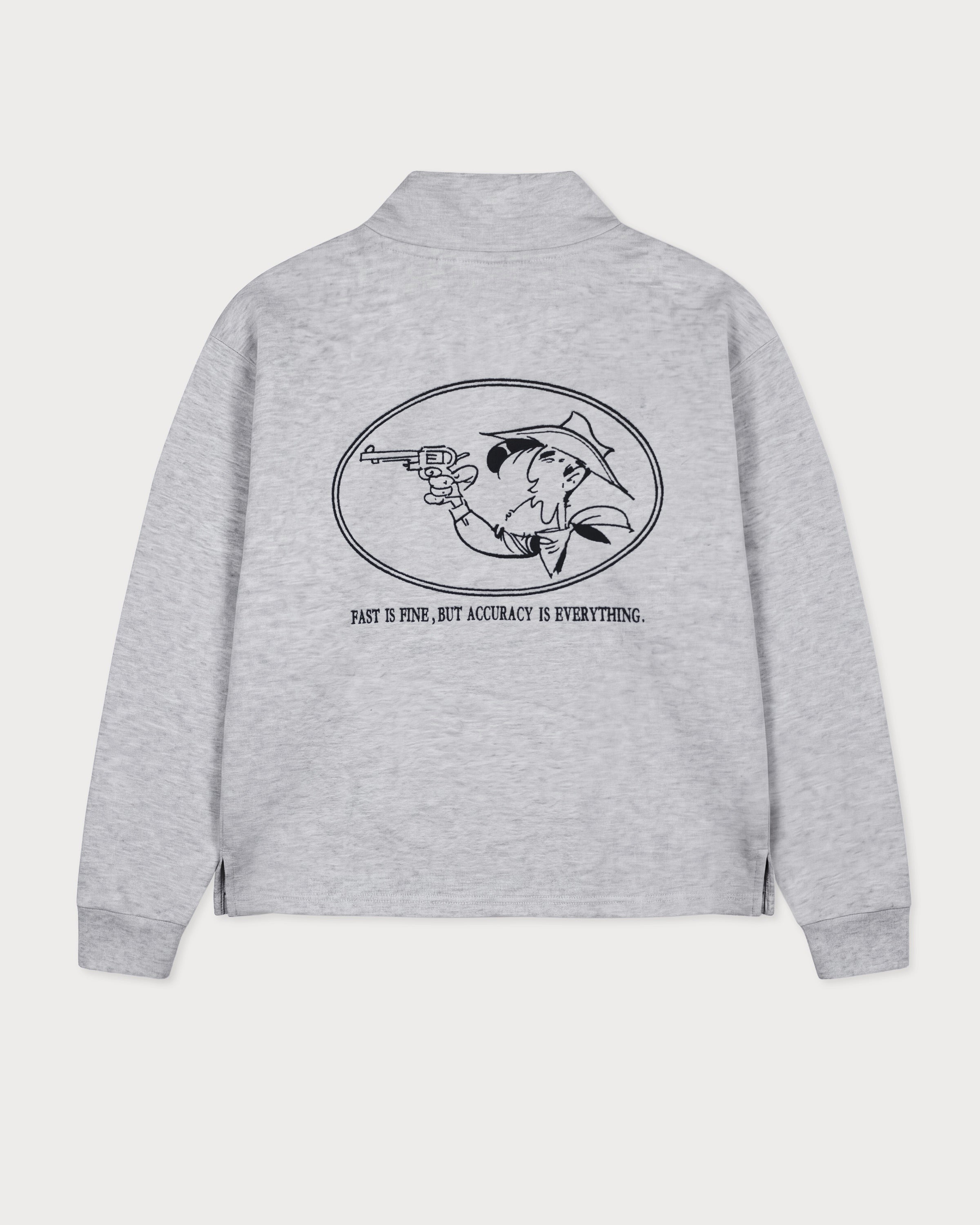 Rückansicht des grauen Half Zips mit großer Lucky Luke Accuracy-Stickerei. Lucky Luke mit seinem Revolver.