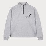Vorderansicht des grauen Half Zips mit einer von einer Kugel durchbohrten Spielkarte auf der Brust.