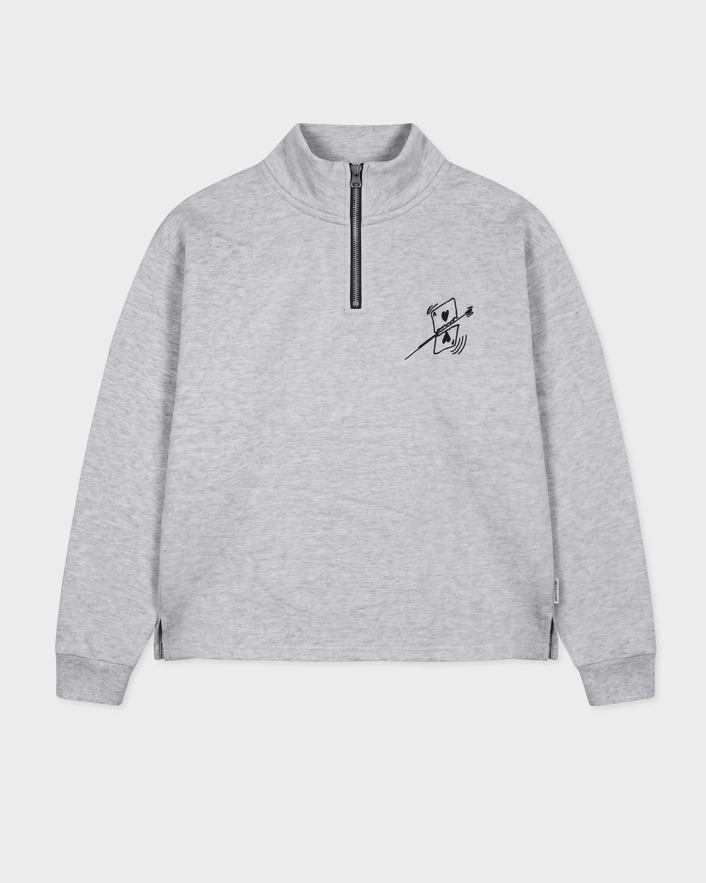 Vorderansicht des grauen Half Zips mit einer von einer Kugel durchbohrten Spielkarte auf der Brust.