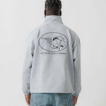 Rückansicht eines männlichen Models im grauen Half Zip mit Lucky Luke Accuracy-Stickerei.