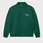 Vorderansicht des grünen Half Zips mit Flip Script-Stickerei auf der Brust. Der lässige Flip, der sich an seinen eleganten Namensschriftzug lehnt.