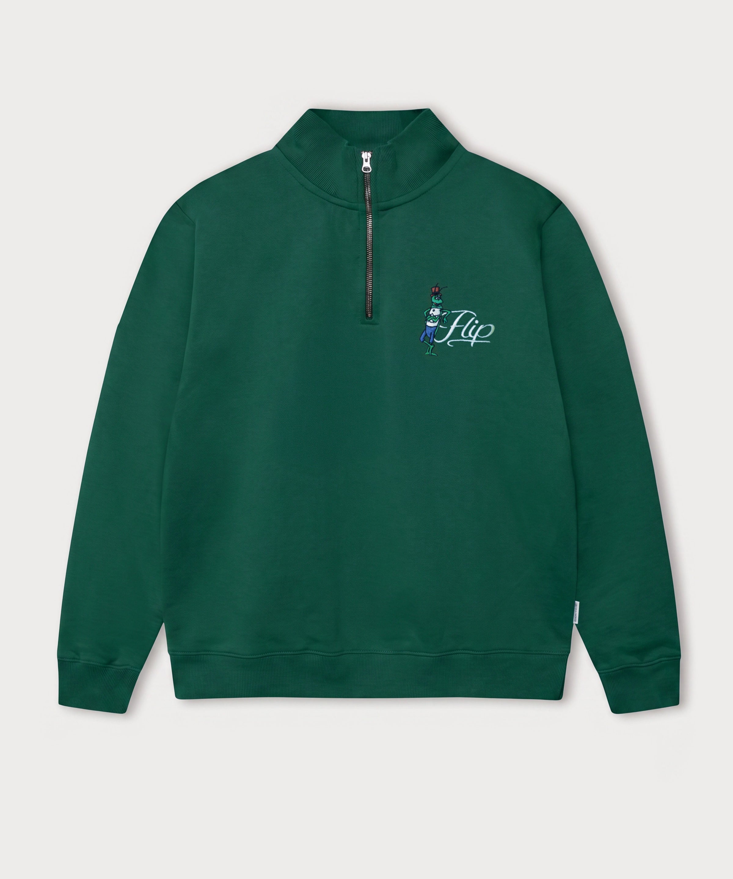 Vorderansicht des grünen Half Zips mit Flip Script-Stickerei auf der Brust. Der lässige Flip, der sich an seinen eleganten Namensschriftzug lehnt.