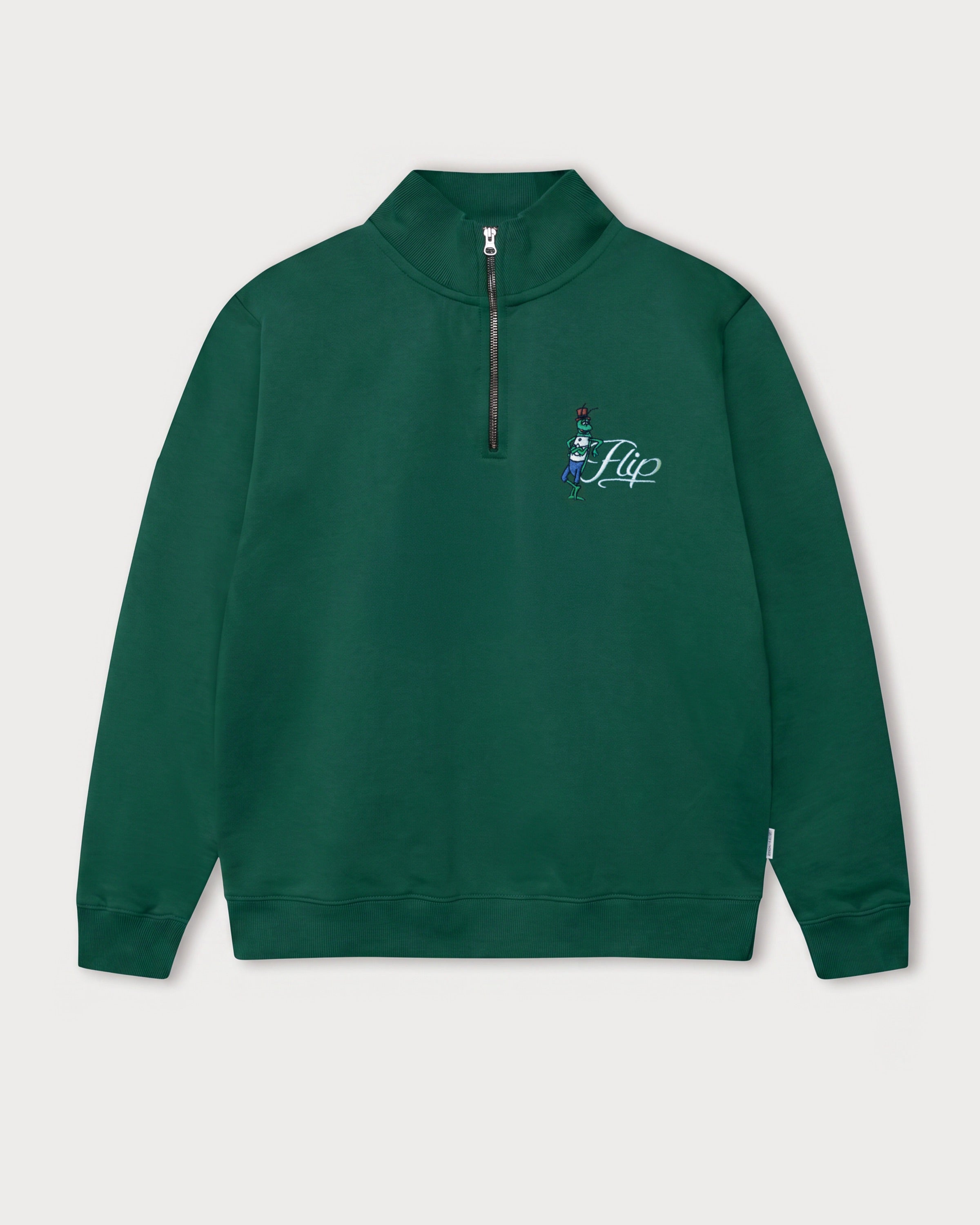 Vorderansicht des grünen Half Zips mit Flip Script-Stickerei auf der Brust. Der lässige Flip, der sich an seinen eleganten Namensschriftzug lehnt.