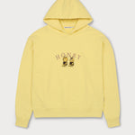 Vorderansicht des gelben Hoodies mit Biene Maja Honey-Stickerei auf der Brust. Maja und Willi, die ihren Honig naschen.