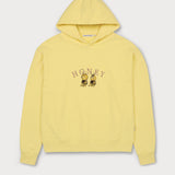 Vorderansicht des gelben Hoodies mit Biene Maja Honey-Stickerei auf der Brust. Maja und Willi, die ihren Honig naschen.