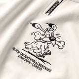 Detailaufnahme der Idéfix Happy-Stickerei auf dem weißen Half Zip. Der fröhliche Idefix mit einem Knochen.