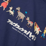 Detailaufnahme des Frontprints auf dem navyblauen Street Hoodie. Heidi gemeinsam mit Peter, Josef und den Ziegen beim fröhlichen Spaziergang.