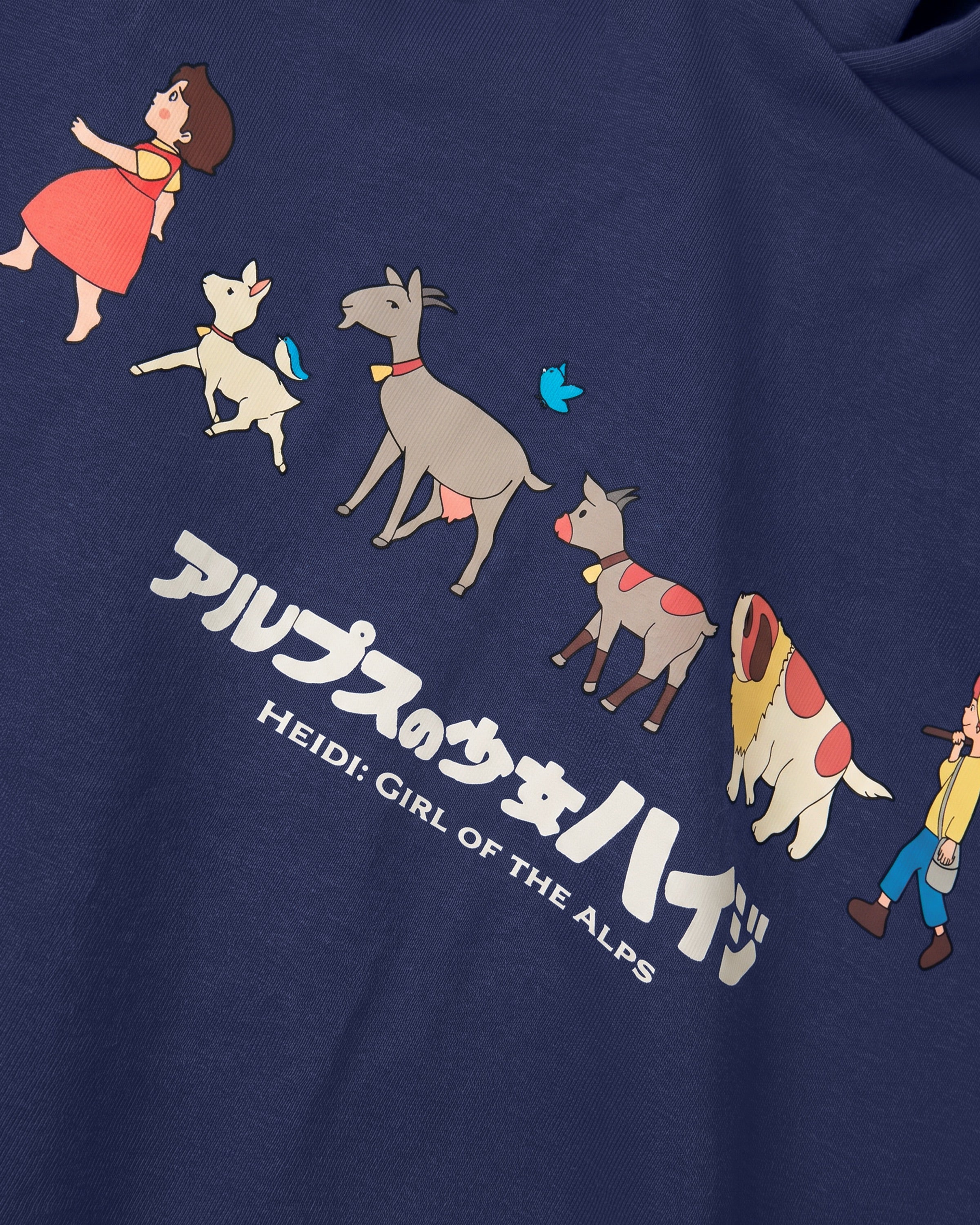 Detailaufnahme des Frontprints auf dem navyblauen Street Hoodie. Heidi gemeinsam mit Peter, Josef und den Ziegen beim fröhlichen Spaziergang.