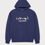 Vorderansicht des navyblauen Street Hoodies mit Heidi Friends-Print auf der Brust. Heidi gemeinsam mit Peter, Josef und den Ziegen.