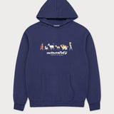 Vorderansicht des navyblauen Street Hoodies mit Heidi Friends-Print auf der Brust. Heidi gemeinsam mit Peter, Josef und den Ziegen.