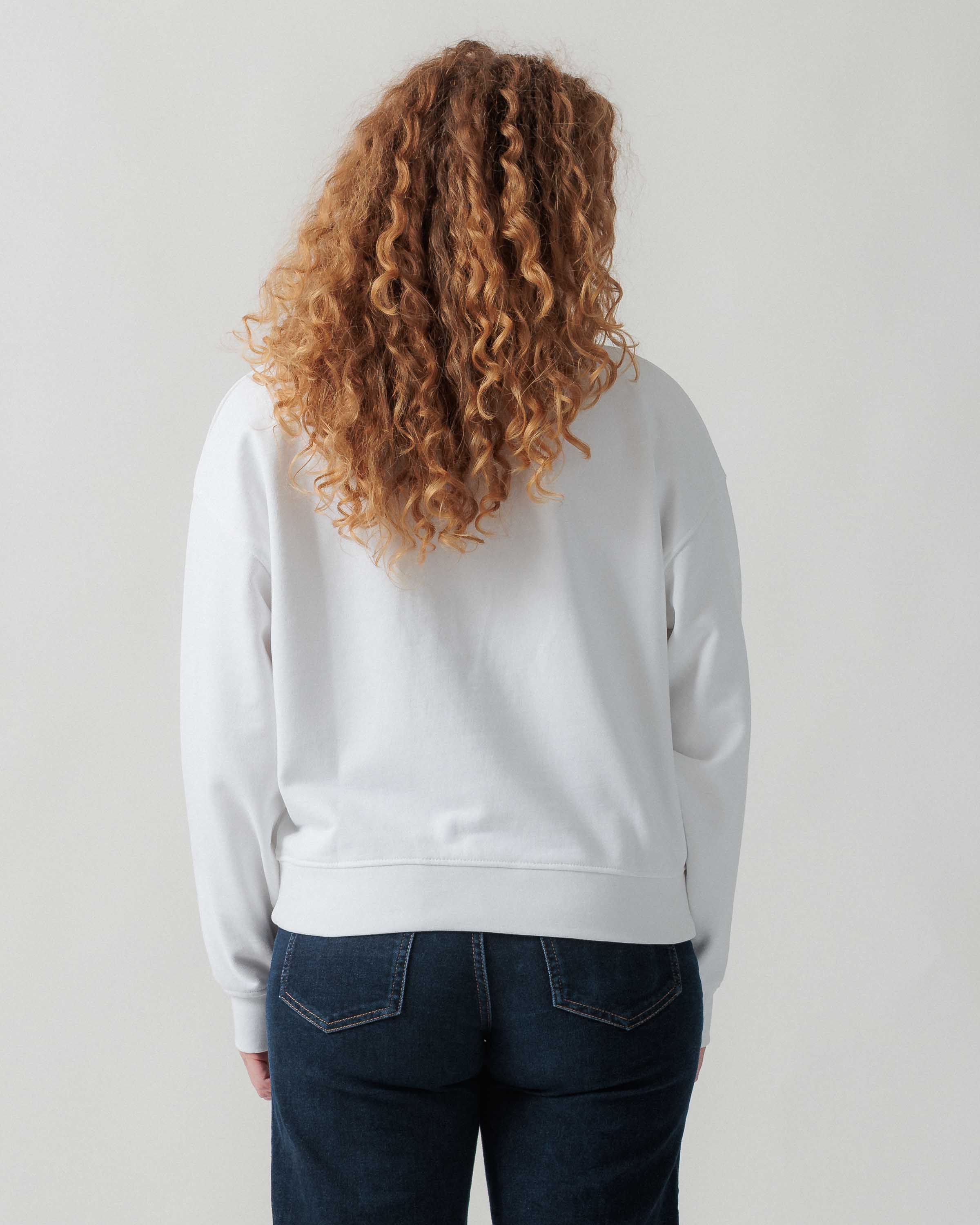 Rückansicht eines weiblichen Models im weißen Sweater.