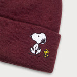 Detailaufnahme der Snoopy Läuft-Stickerei auf der braunen Beanie.