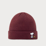 Vorderansicht der braunen Beanie mit Snoopy Läuft-Stickerei.