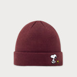 Vorderansicht der braunen Beanie mit Snoopy Läuft-Stickerei.