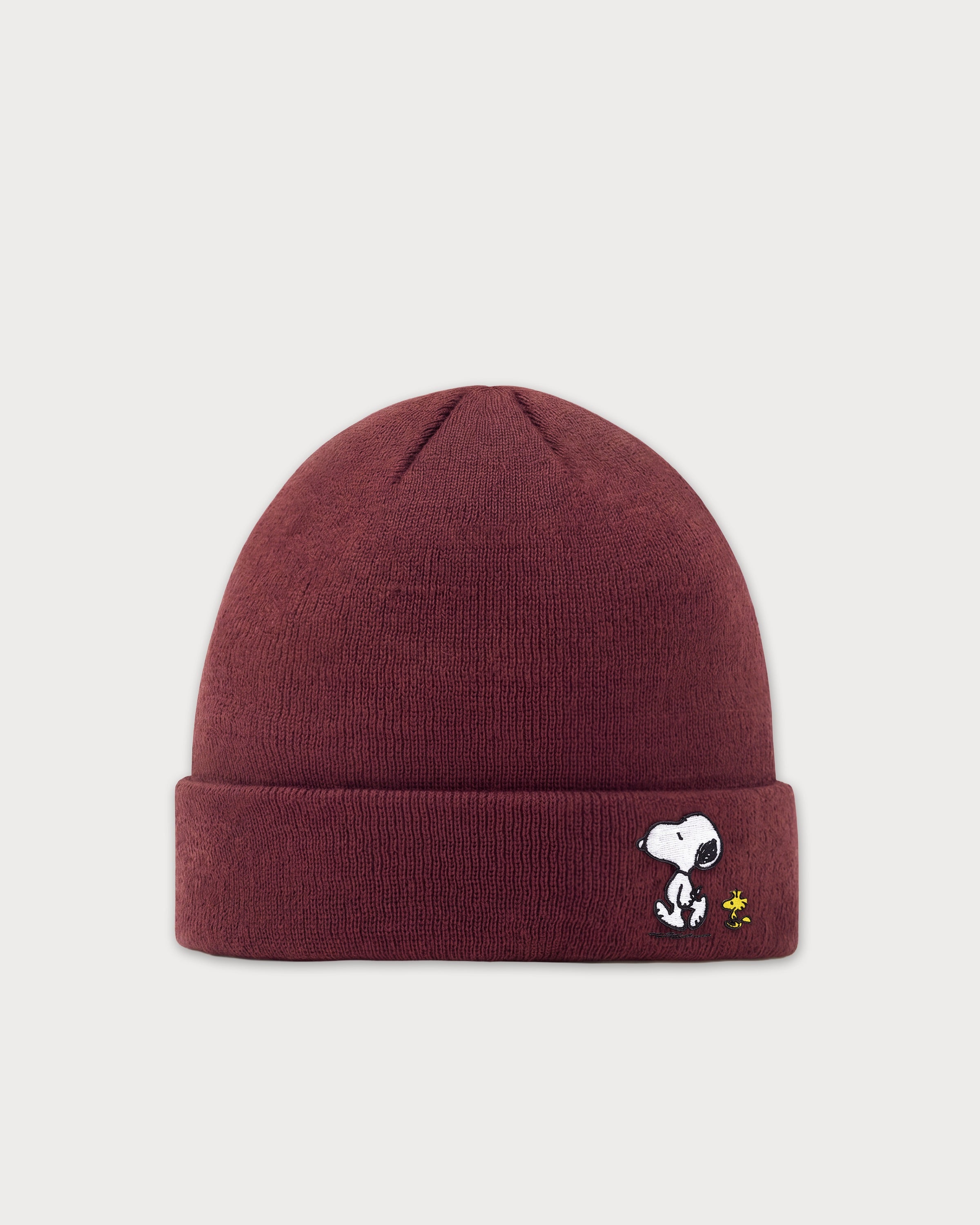 Vorderansicht der braunen Beanie mit Snoopy Läuft-Stickerei.