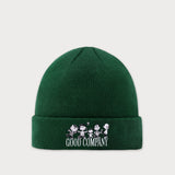 Vorderansicht der grünen Beanie mit Peanuts Good Company-Stickerei.