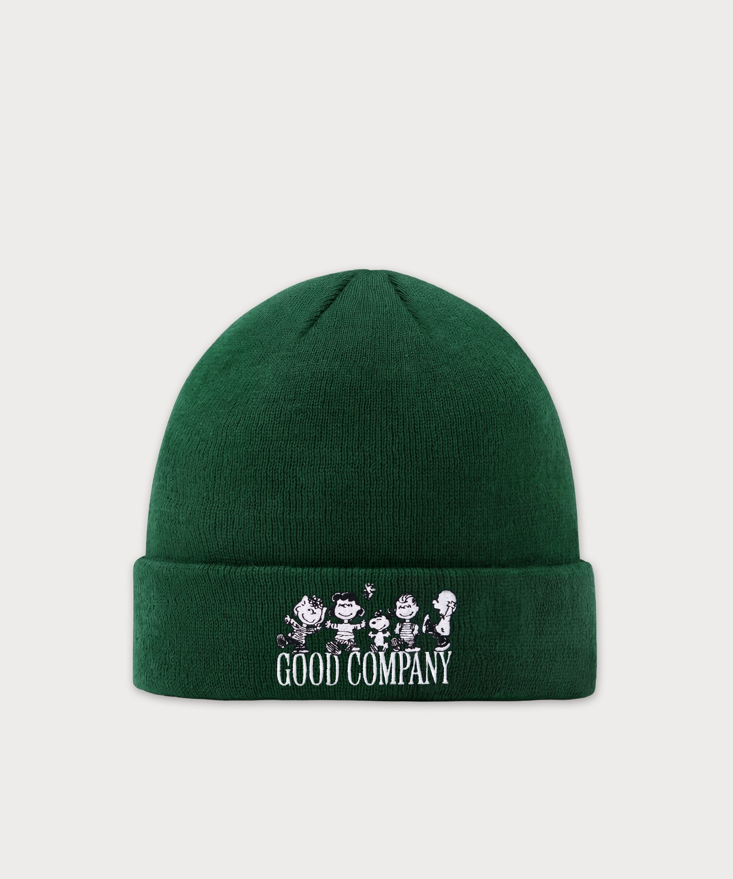 Vorderansicht der grünen Beanie mit Peanuts Good Company-Stickerei.