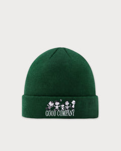 Vorderansicht der grünen Beanie mit Peanuts Good Company-Stickerei.