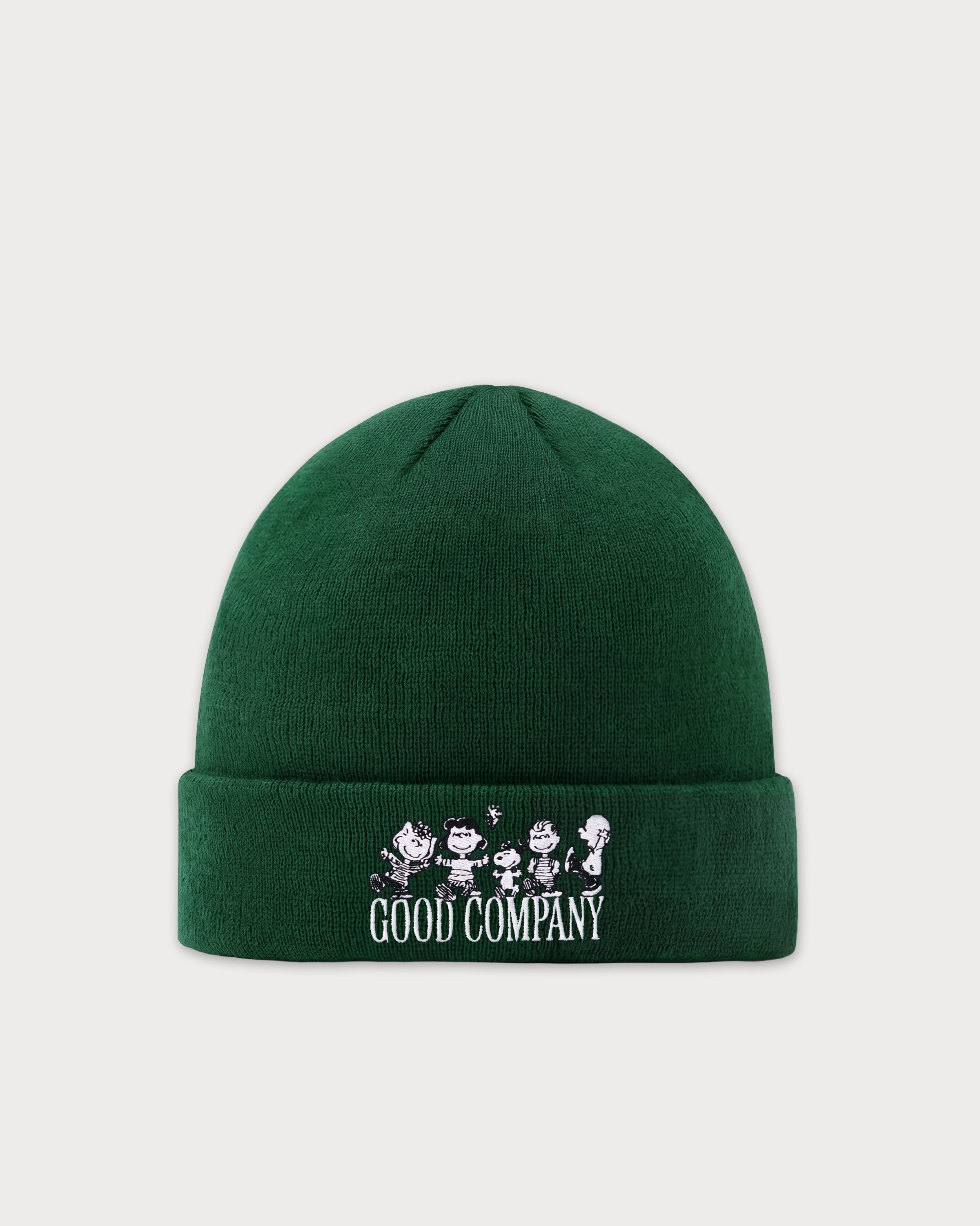 Vorderansicht der grünen Beanie mit Peanuts Good Company-Stickerei.