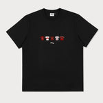 Vorderansicht des schwarzen T-Shirts mit Milan Classic Jerseys-Print auf der Brust. Auswahl an Retro-Trikots von AC Milan.