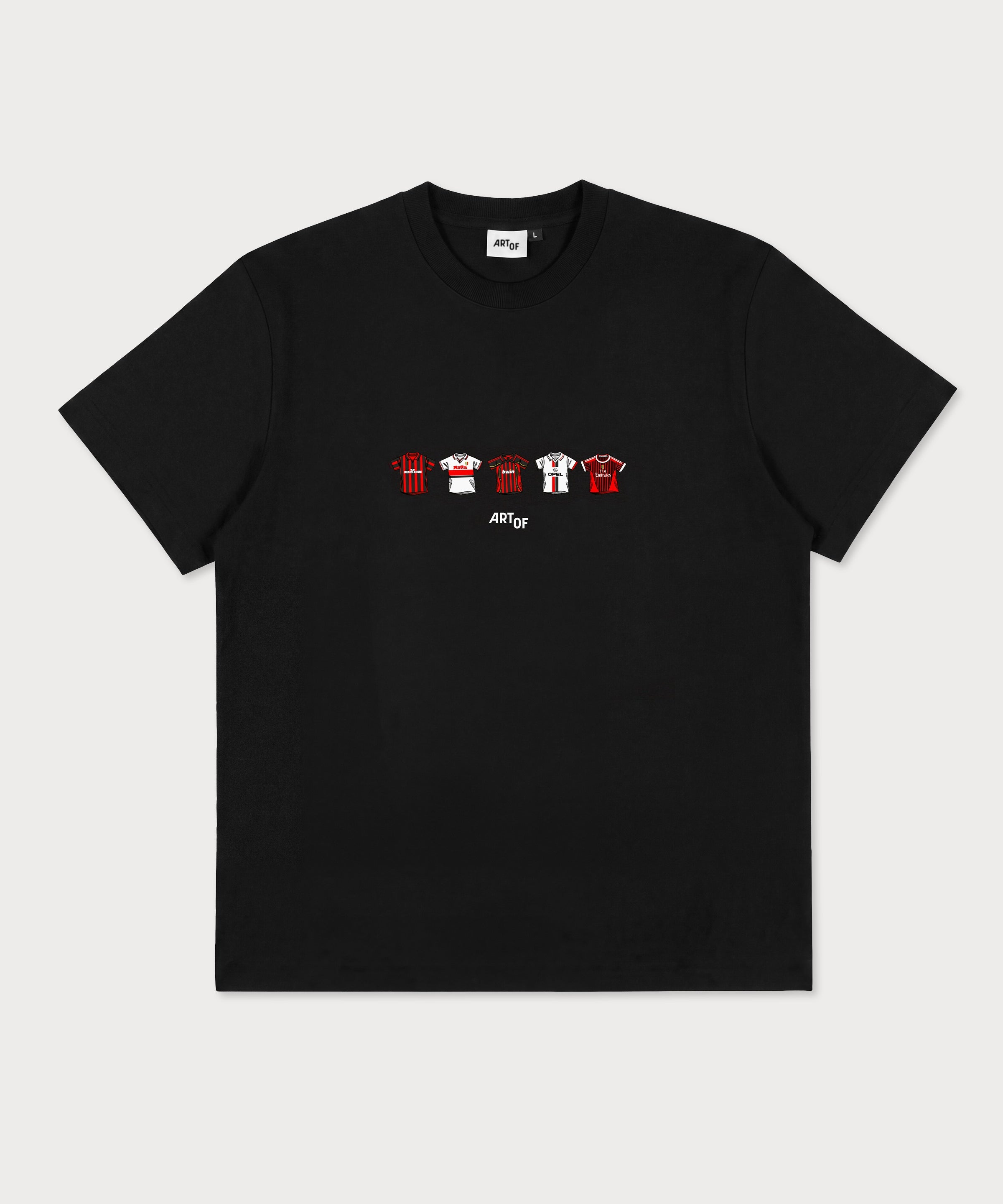Schwarzes T-Shirt mit ikonischen AC Milan Retro-Trikots und „Art of“ Logo auf der Brust
