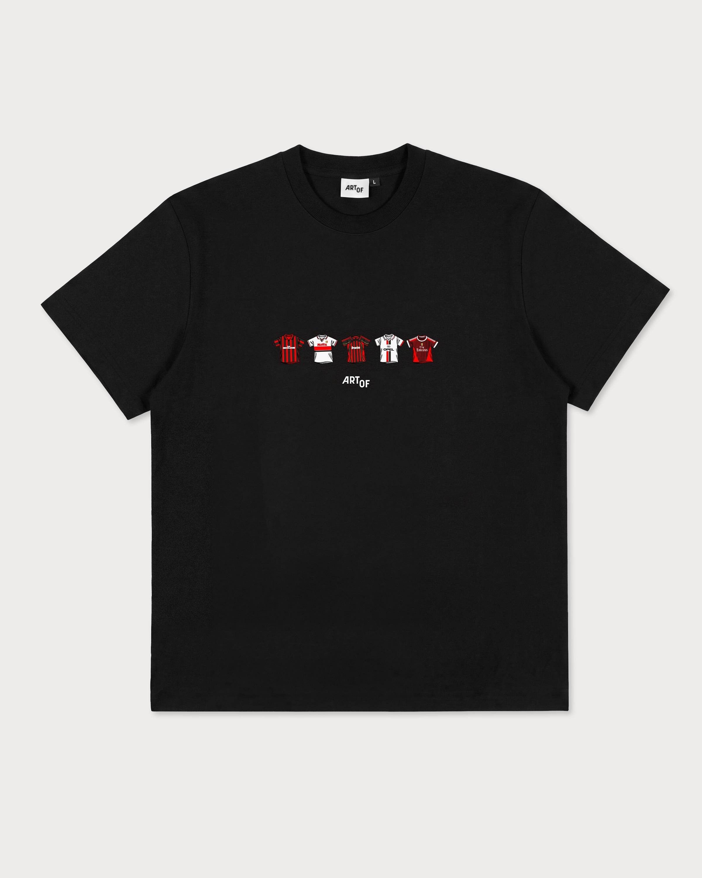 Vorderansicht des schwarzen T-Shirts mit Milan Classic Jerseys-Print auf der Brust. Auswahl an Retro-Trikots von AC Milan.