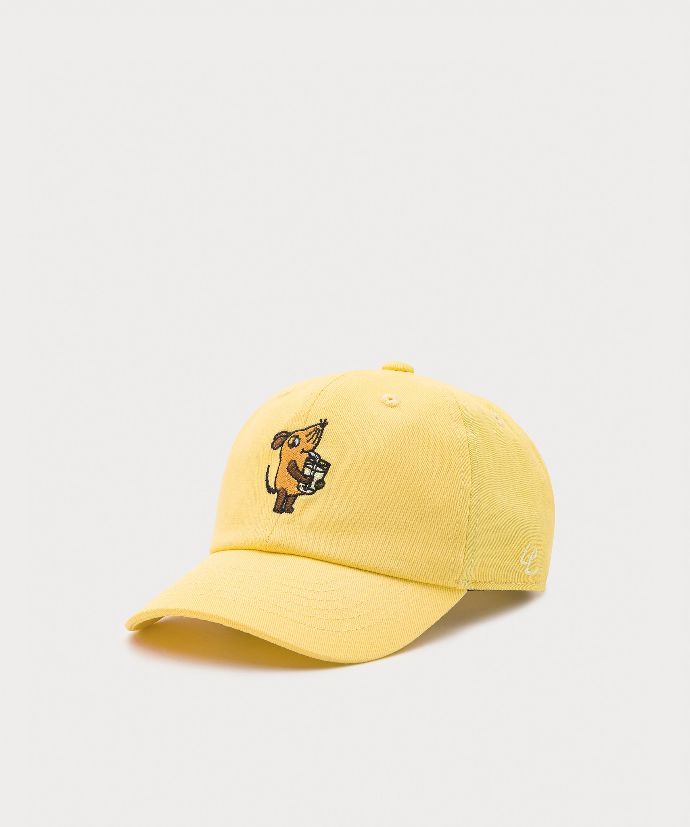 Gelbe Polo Cap mit gestickter Maus beim Limo-Trinken