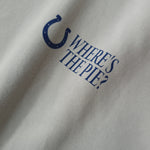 Detailaufnahme der Vorderseite des grauen Street Hoodies mit dem klassischen Colts-Hufeisen auf der Brust.