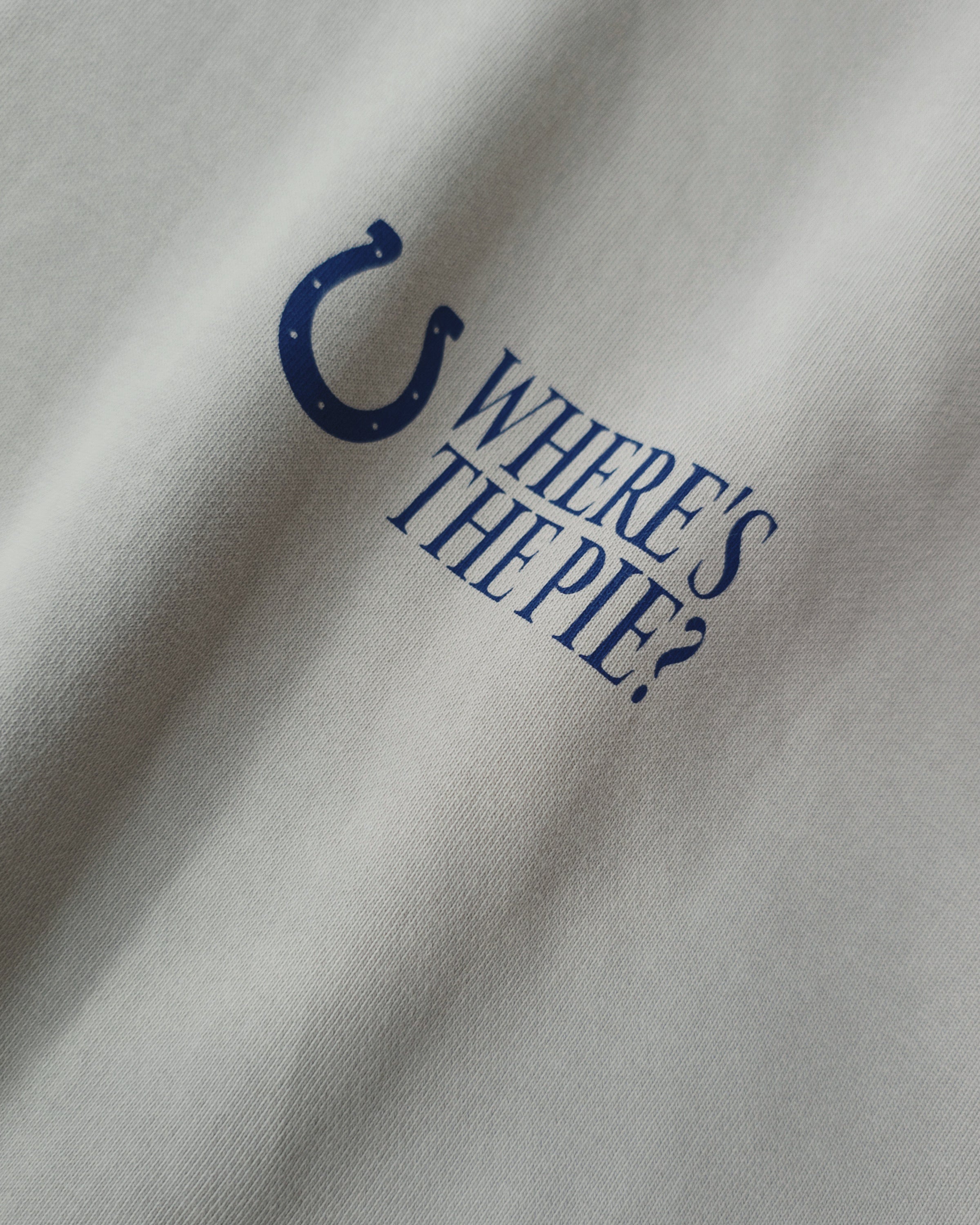 Detailaufnahme der Vorderseite des grauen Street Hoodies mit dem klassischen Colts-Hufeisen auf der Brust.
