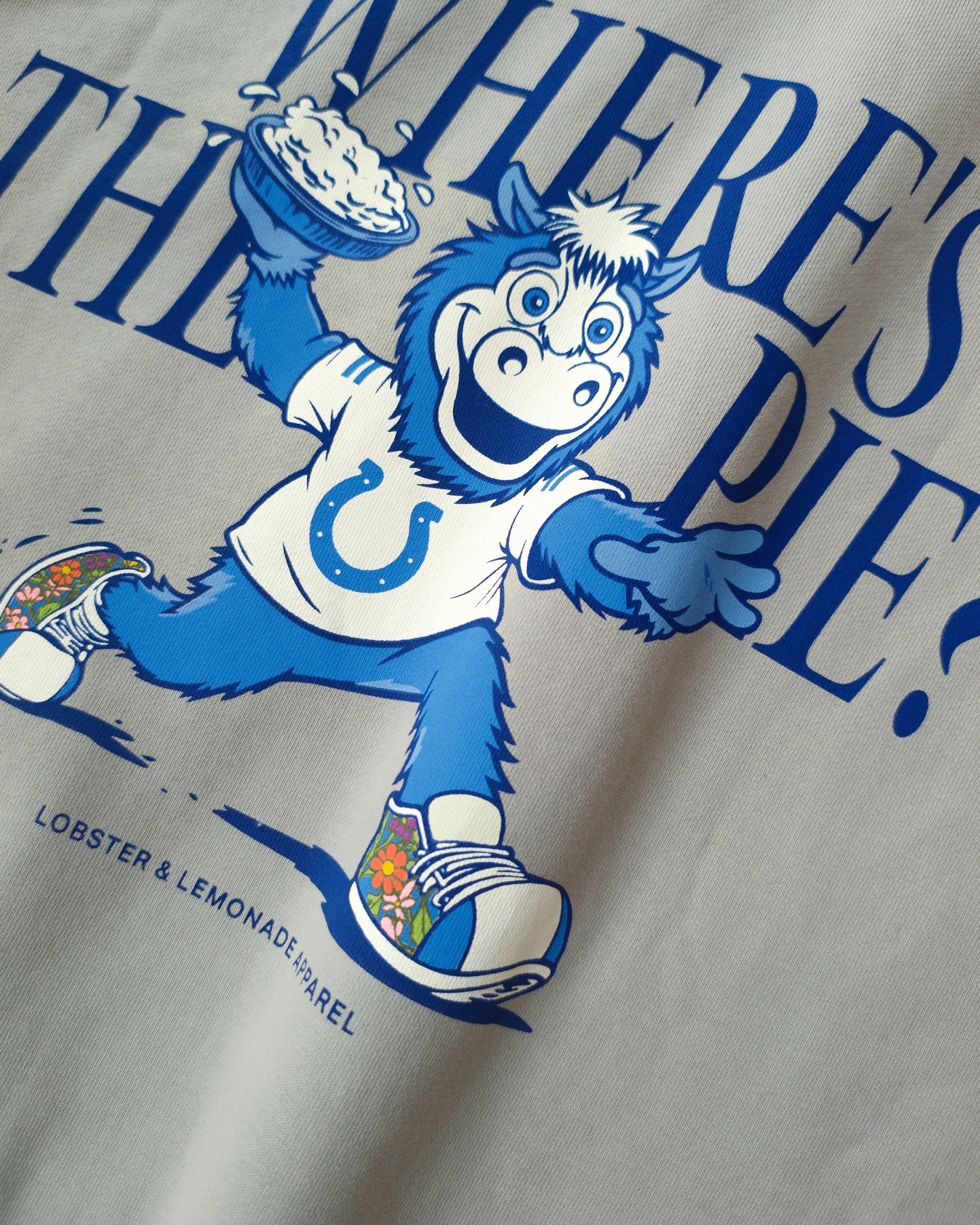 Detailaufnahme des Indianapolis Colts Blue Mascot-Rückenprints auf dem grauen Street Hoodie. Colts-Maskottchen Blue bei seinem Tortenwurf.