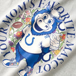 Detailaufnahme des Indianapolis Colts Blue Mascot-Frontprints auf dem grauen Band T-Shirt. Das von floralen Details umrahmte Colts-Maskottchen Blue.