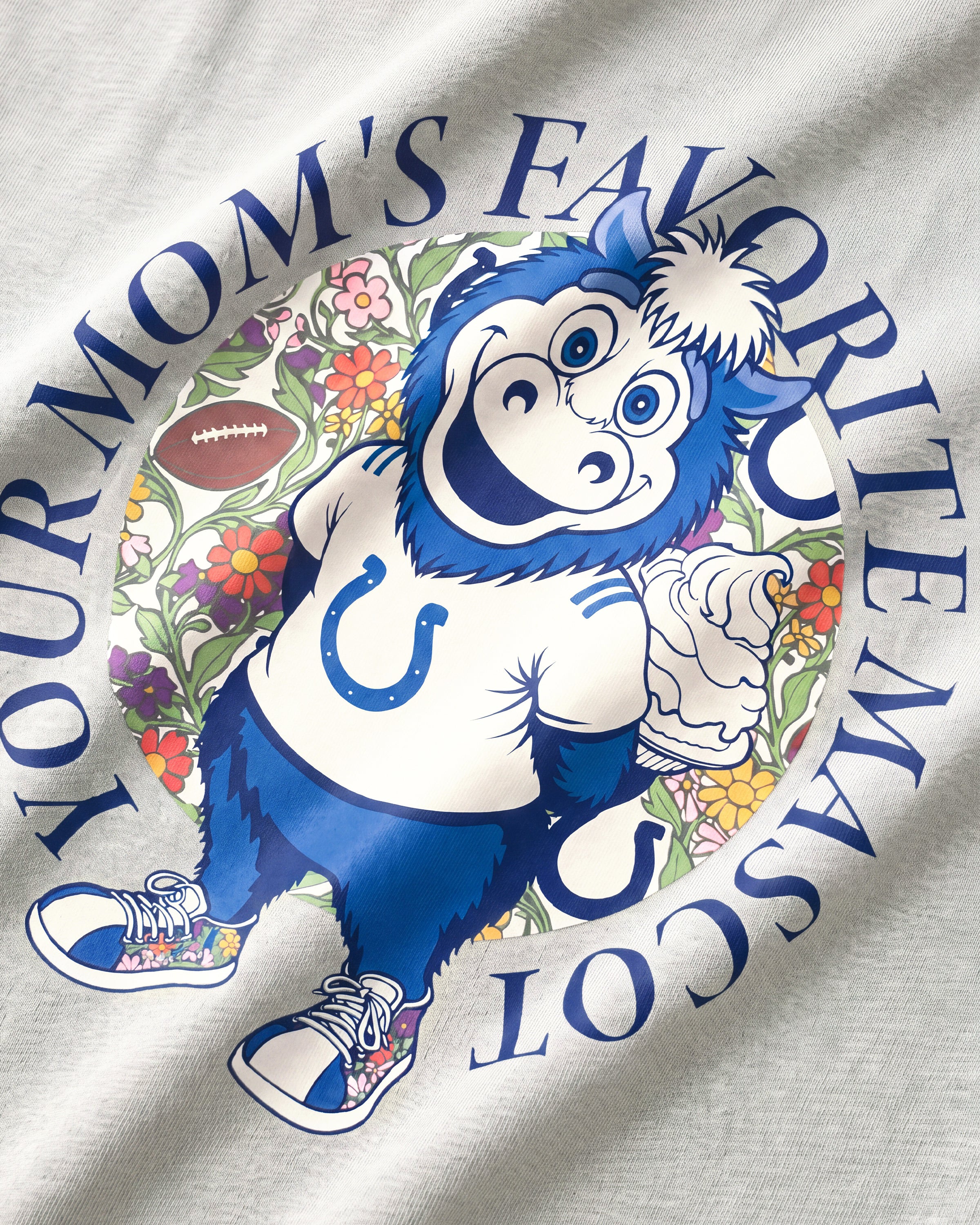 Detailaufnahme des Indianapolis Colts Blue Mascot-Frontprints auf dem grauen Band T-Shirt. Das von floralen Details umrahmte Colts-Maskottchen Blue.