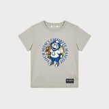Vorderansicht des grauen Kids T-Shirts mit großem Indianapolis Colts Blue Mascot-Print. Das von floralen Details umrahmte Colts-Maskottchen Blue.