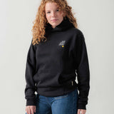 Vorderansicht eines weiblichen Models im schwarzen Street Hoodie mit kleinem Motiv auf der Brust.