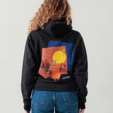 Rückansicht eines weiblichen Models im schwarzen Street Hoodie mit Maus Aces Down Under-Print.