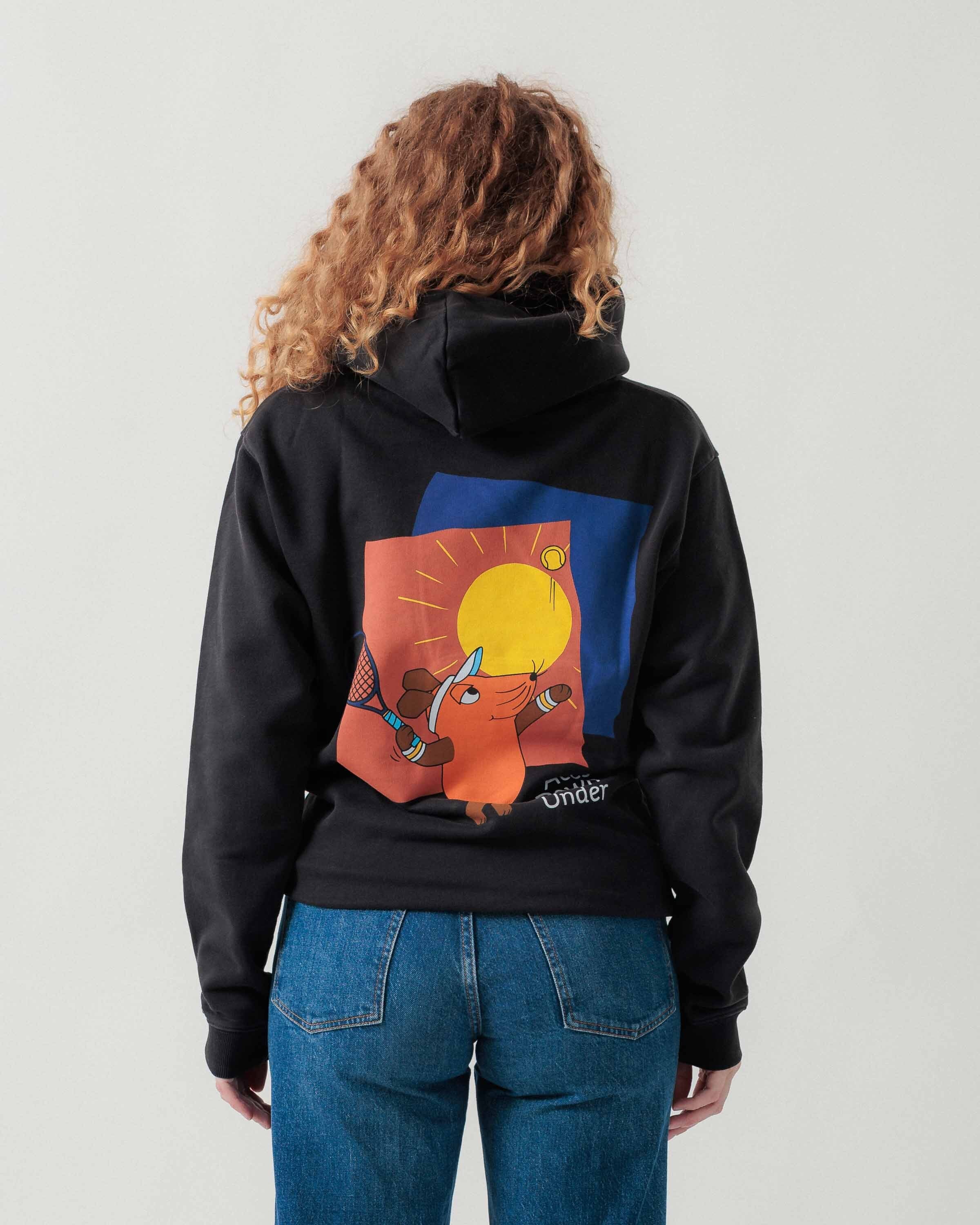 Rückansicht eines weiblichen Models im schwarzen Street Hoodie mit Maus Aces Down Under-Print.